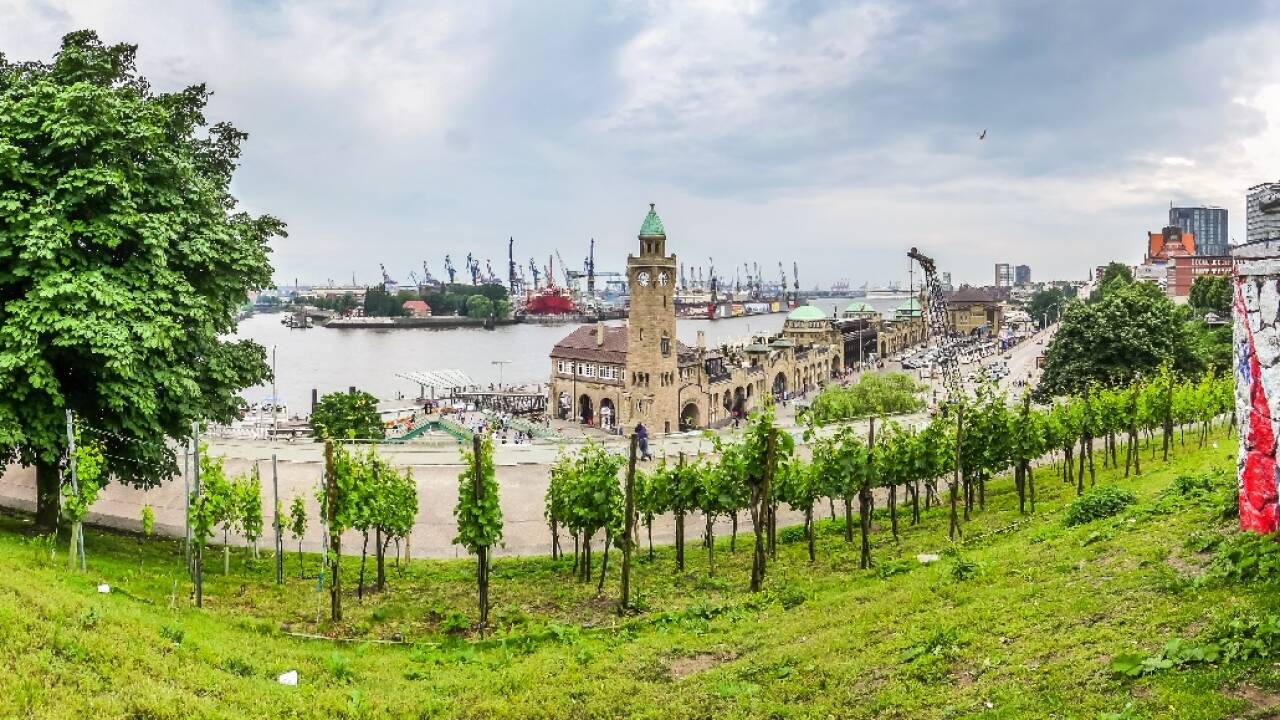 Havnen i Hamburg er verdt et besøk og fra hotellet har dere kun en kort gåtur til Landungsbrücken.