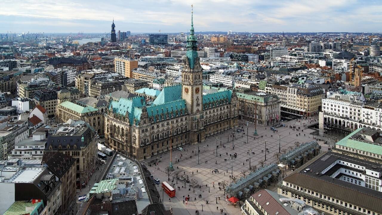 Rådhuset i Hamburg ligger i centrum och är omgivet av en uppsjö av inbjudande shoppinggator.