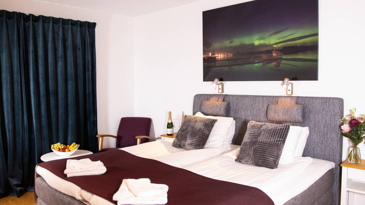 Nyt din korte pause i hotellets komfortabelt møblerte rom.