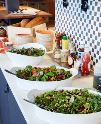 Das Hotelpaket beinhaltet ein herrliches und umfangreiches Frühstücksbuffet mit vielen verschiedenen Möglichkeiten, den Nachmittagskaffee und das Abendessen.