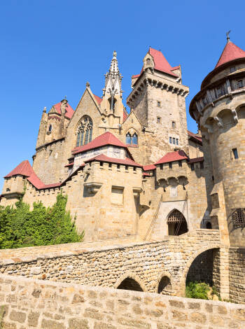 Entdecken Sie die Burg Kreuzenstein, eine der schönsten historischen Sehenswürdigkeiten Niederösterreichs.