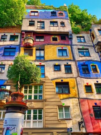 Gå langs Wiens vakre gater og opplev arkitektoniske høydepunkter som Hundertwasser huset.