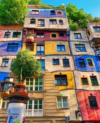Strosa längs med Wiens vackra gator och upplev arkitektoniska höjdpunkter såsom Hundertwasser-huset.
