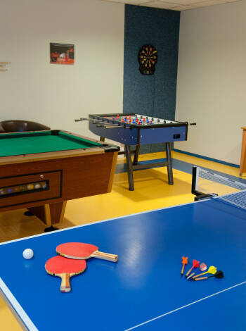 Das Hotel stellt Ihnen einen Wellnessbereich, Tischtennis, Billard und Darts zur Verfügung.