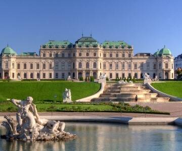 Besøk det mektige slottet og Belvedere Art Museum. Det består av to barokke palasser og har kunstutstillinger fra middelalderen, barokken og moderne tid.