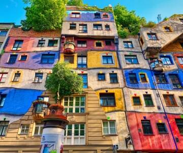 Gå langs Wiens vakre gater og opplev arkitektoniske høydepunkter som Hundertwasser huset.