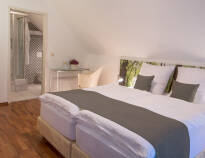 Die Zimmer im Eurostrand Resort sind stilvoll, komfortabel und modern eingerichtet.