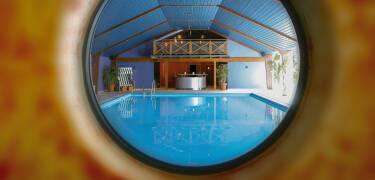 På Eurostrand Resort kan du också koppla av i wellnessavdelningen med pool.