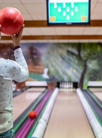 På resorten kan du ägna dig åt olika fritidsaktiviteter, som minigolf, bowling och tennis.