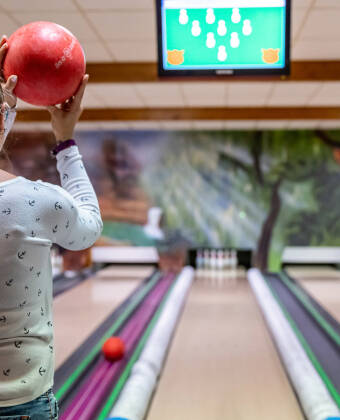 Du kan delta i ulike fritidsaktiviteter på feriestedet, som minigolf, bowling og tennis.