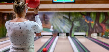 På resorten kan du ägna dig åt olika fritidsaktiviteter, som minigolf, bowling och tennis.