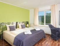 Die Zimmer im Eurostrand Resort Moseltal sind modern und gemütlich eingerichtet.