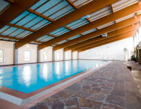 Resortet har et stort wellnessområde med to saunaer og en swimmingpool.