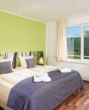 Die Zimmer im Eurostrand Resort Moseltal sind modern und gemütlich eingerichtet.