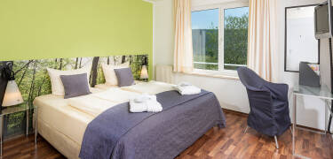 Die Zimmer im Eurostrand Resort Moseltal sind modern und gemütlich eingerichtet.