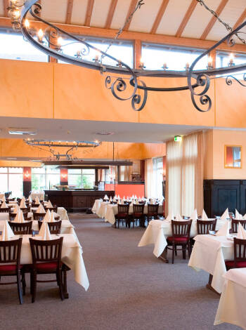 Avnjut god mat och dryck i hotellets trevliga restaurang.
