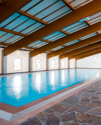 Im Resort befindet sich ein großer Wellnessbereich mit zwei Saunen und einem Schwimmbad.