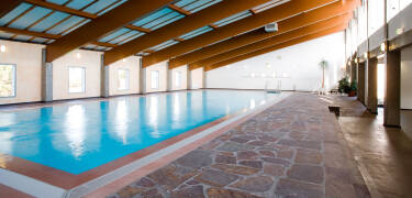 Im Resort befindet sich ein großer Wellnessbereich mit zwei Saunen und einem Schwimmbad.
