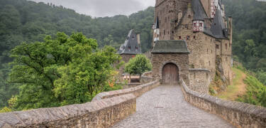 Machen Sie einen Ausflug nach Koblenz und besichtigen Sie z.B. die beeindruckende Burg Eltz.