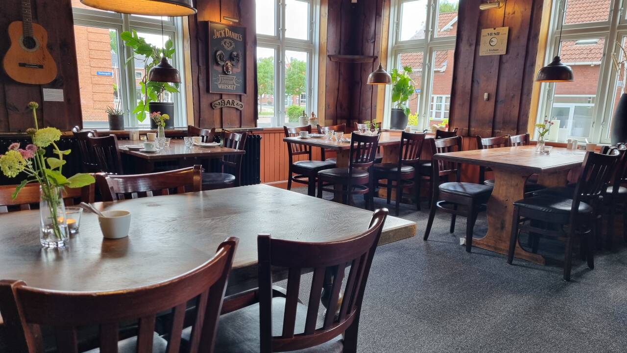 Play a game of cards and enjoy a nice refreshment in the hotel's "Beam Room", which has a self-service minibar.