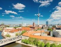Det finnes flere gode offentlige transportforbindelser innenfor kort avstand, og dere har derfor en behagelig base for å oppleve Berlin.