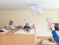 Hotellet er ideelt for børnefamilier og værelserne kan blandt andet rumme 2 voksne og op til 3 børn.

