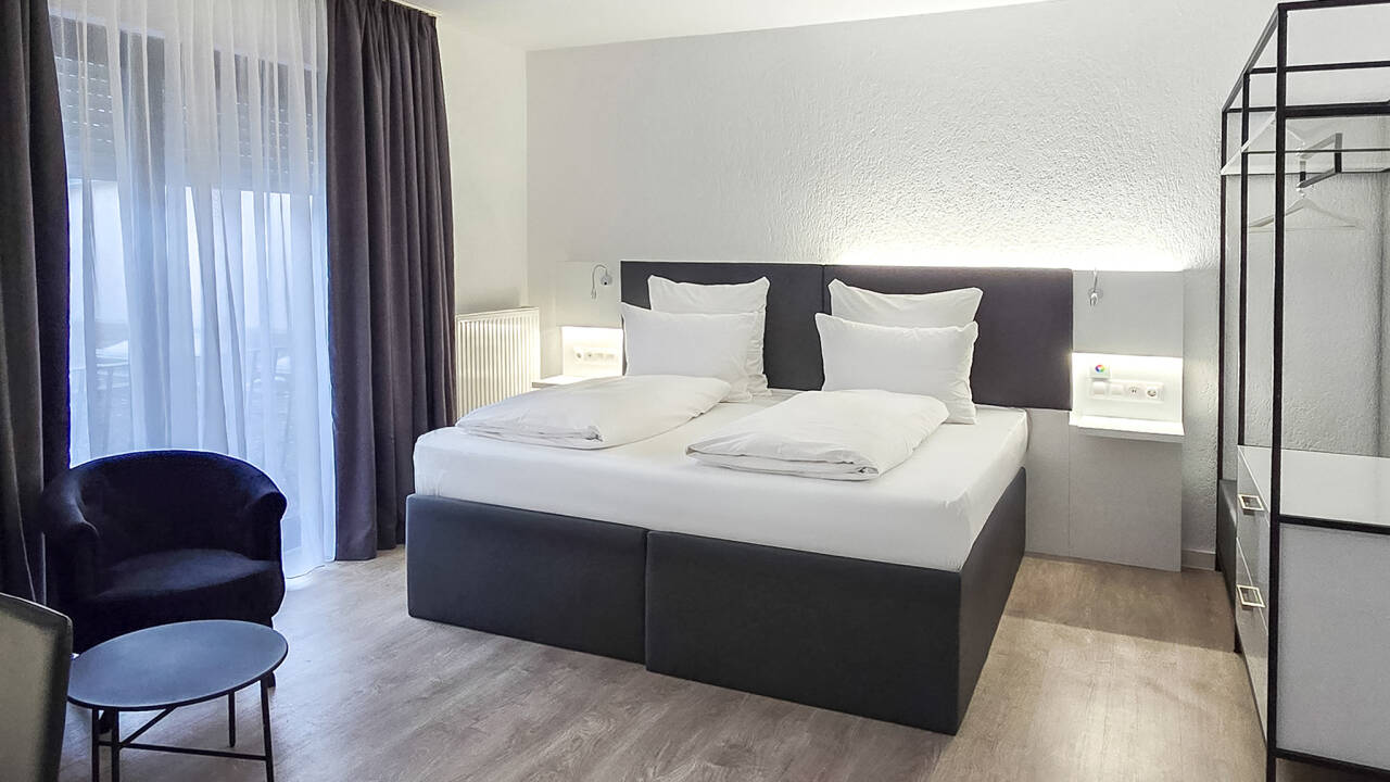 Entspannen Sie in modernen Designerzimmern mit kostenfreier Minibar bei Anreise.