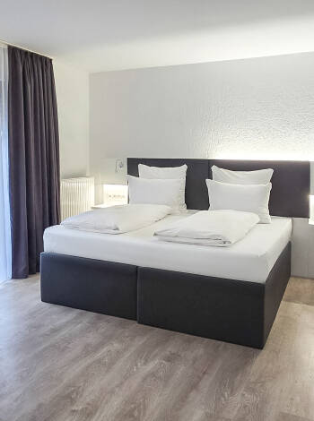 Koppla av i moderna designrum med gratis minibar vid ankomst.