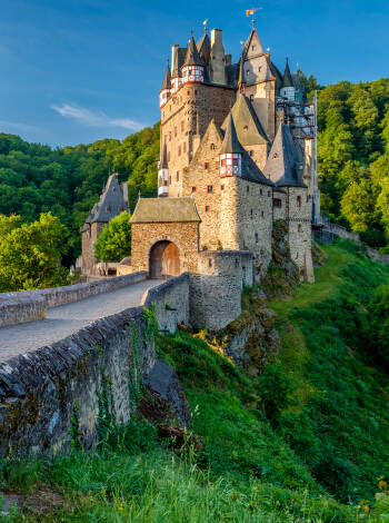 Upptäck intressanta slott, som det lokala Burg Thurant eller det mycket populära Burg Eltz.