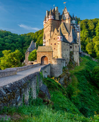 Upptäck intressanta slott, som det lokala Burg Thurant eller det mycket populära Burg Eltz.