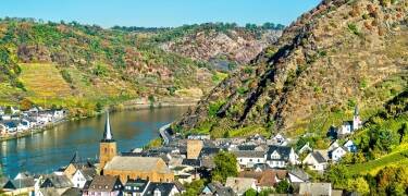 Bo direkt vid Moselns strand med vacker utsikt och nära till naturen.