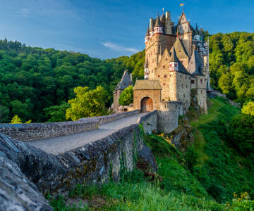 Oppdag spennende slott, som det lokale Burg Thurant eller det svært populære Burg Eltz.