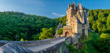 Upptäck intressanta slott, som det lokala Burg Thurant eller det mycket populära Burg Eltz.