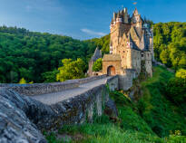 Machen Sie einen Ausflug mit Freunden zur Burg Thurant. Auf der anderen Seite der Mosel liegt auch Burg Eltz.