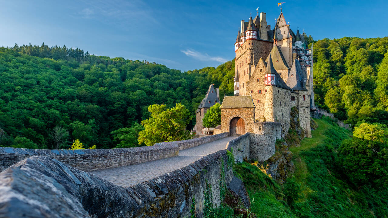 Besøg spændende slotte, som det lokale Burg Thurant, eller det yderst populære, Burg Eltz.