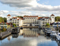 Precise Resort Hafendorf Rheinsberg ligger i södra delen av Mecklenburgs sjöområde mitt i det vackra sjölandskapet, och har en pittoresk hamn och en privat strand.