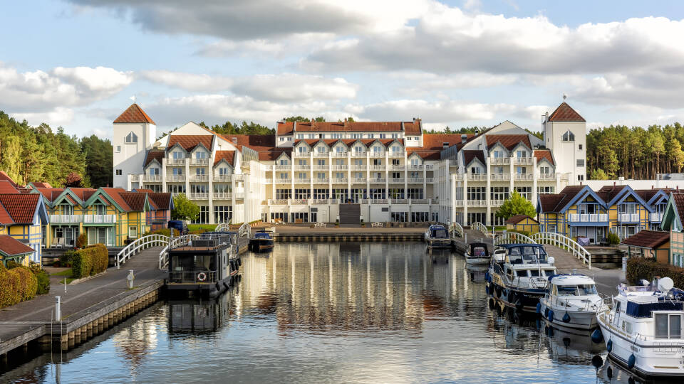 The Precise Resort Hafendorf Rheinsberg is located in the south of the Mecklenburg Lake District in the middle of the beautiful lakeside landscape, and has a picturesque harbor and a private beach.