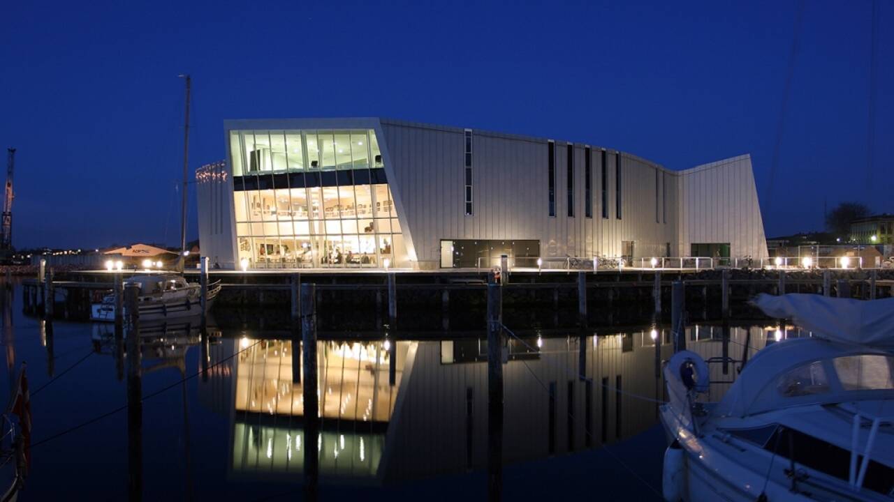 Die Kulturøyen ist ein modernes Architekturgebäude, das die neue Uferpromenade Middelfarts schmückt.