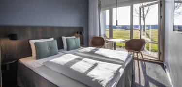Schöne, helle, neu renovierte Zimmer, die alle einen Balkon oder eine Terrasse haben.