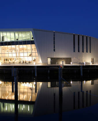 Die Kulturøyen ist ein modernes Architekturgebäude, das die neue Uferpromenade Middelfarts schmückt.