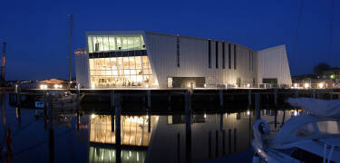 KulturØen i Middelfart er en moderne arkitektonisk bygning, der pryder den ny havnefront i Middelfart.