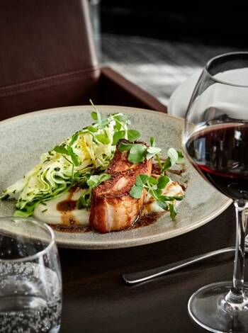 The hotel's attractive Restaurant Tresor offers dishes from the à la carte menu, which changes with the seasons.