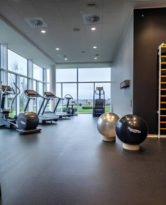 Håll igång din träningsrutin i det moderna hotellets gym.