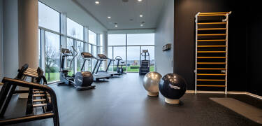 Bleiben Sie Ihrer Fitnessroutine im modernen Hotel-Fitnessstudio treu.