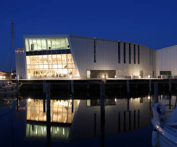 KulturØen i Middelfart är en modern arkitektritad byggnad som pryder den nya lokala strandpromenaden.