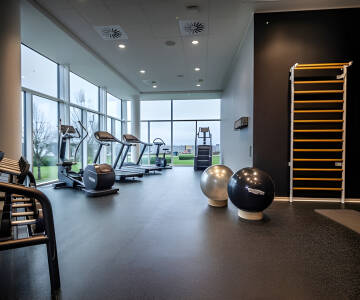 Hold fast i din træningsrutine i det moderne hotellets fitnesscenter.