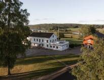 Oplev herregårdslivet på landet i Värmland på den historiske Ulvsby Herrgård.