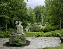 Strosa runt i den fängslande skulpturträdgården Rottneros Park. Den ligger 10 minuters bilresa från hotellet.