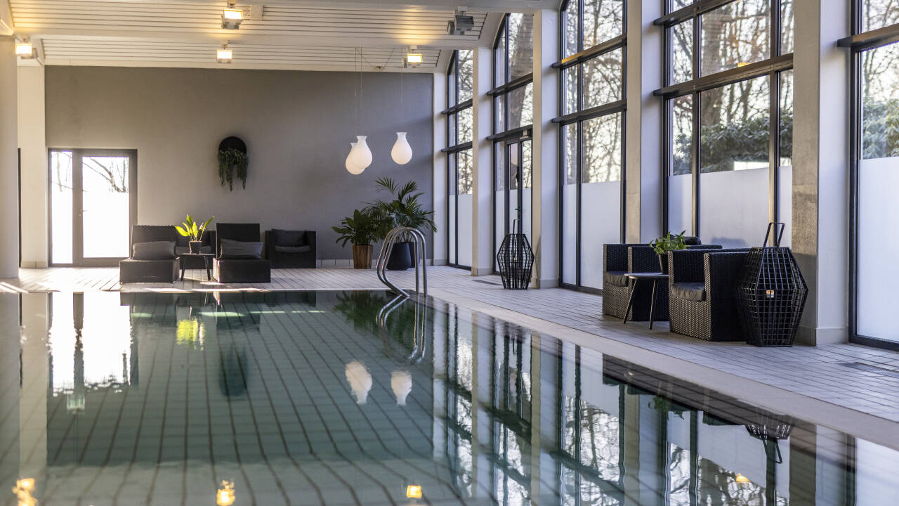 På hotellet finner dere et innendørs svømmebasseng, hvor dere kan få en forfriskende dukkert.