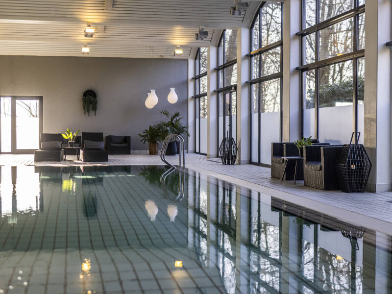 På hotellet finner dere et innendørs svømmebasseng, hvor dere kan få en forfriskende dukkert.